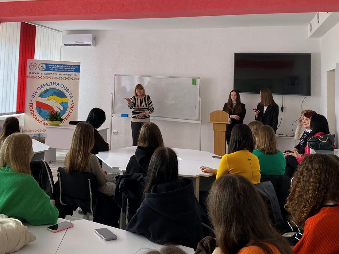 Тетяна Пилипівна Вільчинська з радістю відповідає на питання школярів